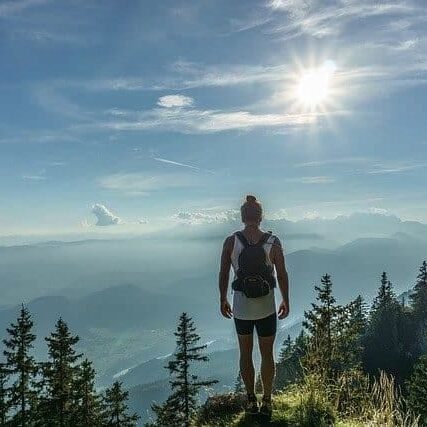 hiking-woman-pixy-2-640x400@2x